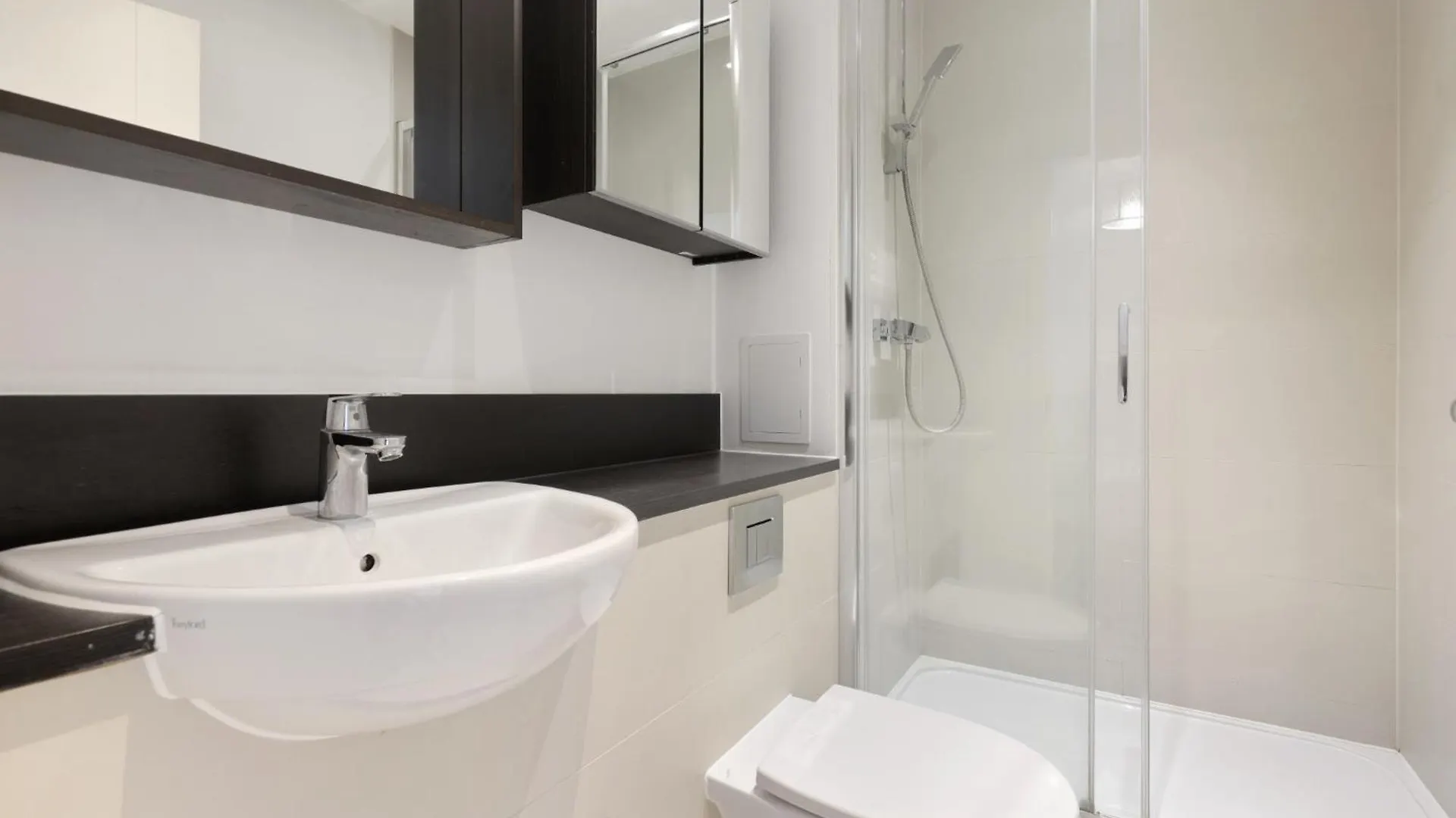 London Dockside Apartment 0*,