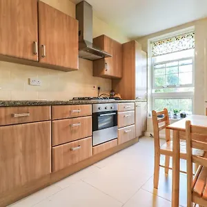 Spacious 4 Bed Flat Near 02 Arena Greenwich London