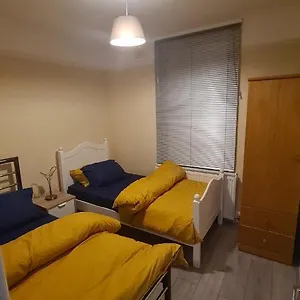Entire 2 Bedroom Home/flat In London, Line London